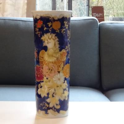 Hohe schlanke Vase mit Traumdekor. Echt Kobalt. 31 cm hoch, Öffnung 11,5 cm. Kaiser