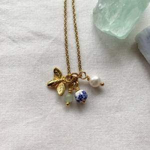 Goldene Halskette mit Bienen-Anhänger, Edelstein, Perle und zarter Blumenperle aus Keramik als Geschenk für die beste Fr Bild 1