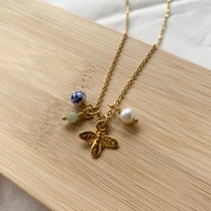 Goldene Halskette mit Bienen-Anhänger, Edelstein, Perle und zarter Blumenperle aus Keramik als Geschenk für die beste Fr Bild 2