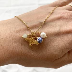 Goldene Halskette mit Bienen-Anhänger, Edelstein, Perle und zarter Blumenperle aus Keramik als Geschenk für die beste Fr Bild 3