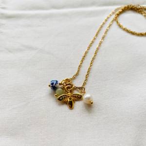 Goldene Halskette mit Bienen-Anhänger, Edelstein, Perle und zarter Blumenperle aus Keramik als Geschenk für die beste Fr Bild 4