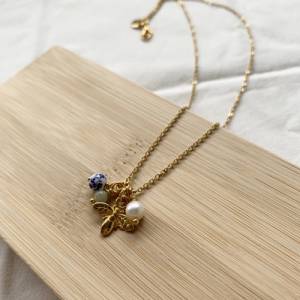 Goldene Halskette mit Bienen-Anhänger, Edelstein, Perle und zarter Blumenperle aus Keramik als Geschenk für die beste Fr Bild 5