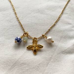Goldene Halskette mit Bienen-Anhänger, Edelstein, Perle und zarter Blumenperle aus Keramik als Geschenk für die beste Fr Bild 6