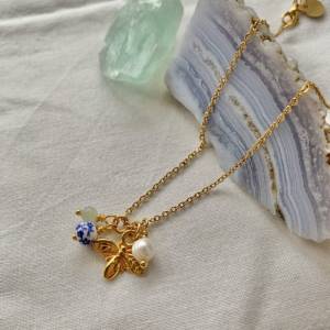 Goldene Halskette mit Bienen-Anhänger, Edelstein, Perle und zarter Blumenperle aus Keramik als Geschenk für die beste Fr Bild 8