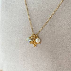 Goldene Halskette mit Bienen-Anhänger, Edelstein, Perle und zarter Blumenperle aus Keramik als Geschenk für die beste Fr Bild 9