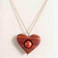 Halskette mit Herz-Anhänger aus Holz mit roter Jaspis Edelstein-Perle Bild 1
