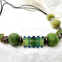 verstellbare Kette aus Filz-, Glas-, und versilberten Perlen in wunderschöner grüner Farbkombination. Bild 1