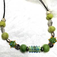 verstellbare Kette aus Filz-, Glas-, und versilberten Perlen in wunderschöner grüner Farbkombination. Bild 2