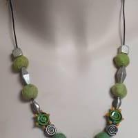 verstellbare Kette aus Filz-, Glas-, und versilberten Perlen in wunderschöner grüner Farbkombination. Bild 3