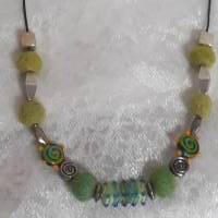 verstellbare Kette aus Filz-, Glas-, und versilberten Perlen in wunderschöner grüner Farbkombination. Bild 4