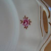 Mit Rosen dekorierte alte Kuchenplatte. Victoria. Durchmesser:  27 cm. gemarkt. Bild 4