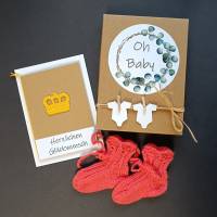 Geschenkschachtel - Oh Baby - mit gestrickten Baby-Söckchen und Glückwunschkarte Krönchen mit Wunschtext Bild 1