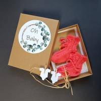Geschenkschachtel - Oh Baby - mit gestrickten Baby-Söckchen und Glückwunschkarte Krönchen mit Wunschtext Bild 2