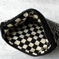 Gestrickte Minitasche Gr.S mit OpArt schwarz-weiß / Reißverschlußtasche / Geldbörse / Schlüsseltasche Bild 5