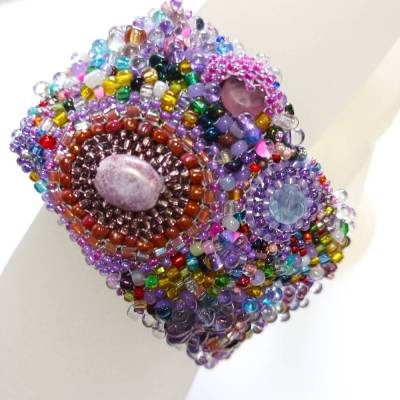 Breites Armband lila bunt Unikat handgefertigt Glas handgestickt boho handmade