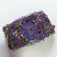 Breites Armband lila bunt Unikat handgefertigt Glas handgestickt boho handmade Bild 4