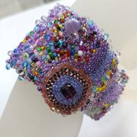 Breites Armband lila bunt Unikat handgefertigt Glas handgestickt boho handmade Bild 6