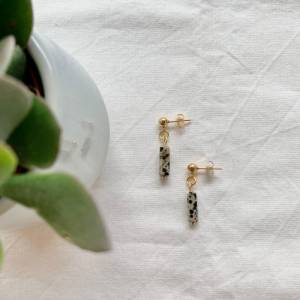 Ohrstecker Gold mit Dalamatiner Jaspis, filigrane Ohrringe aus Edelstahl mit Edelstein als Geschenk zum Valentinstag und Bild 4