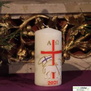 handverzierte festliche Osterkerze mit Lamm, Kreuz, Alpha und Omega, aktueller Jahreszahl in elfenbein, religiös Bild 5