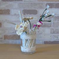 Kleines Dekoglas mit beigem Spitzenband, Papierblumen und Papierdekoration Tischdekoration kleines Mitbringsel Bild 1