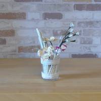 Kleines Dekoglas mit beigem Spitzenband, Papierblumen und Papierdekoration Tischdekoration kleines Mitbringsel Bild 2