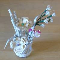 Kleines Dekoglas mit beigem Spitzenband, Papierblumen und Papierdekoration Tischdekoration kleines Mitbringsel Bild 3