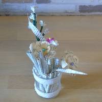 Kleines Dekoglas mit beigem Spitzenband, Papierblumen und Papierdekoration Tischdekoration kleines Mitbringsel Bild 4