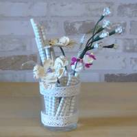Kleines Dekoglas mit beigem Spitzenband, Papierblumen und Papierdekoration Tischdekoration kleines Mitbringsel Bild 5