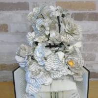 gefaltete Vase mit einem gemischten Papierblumenstrauß Dekoration Geschenk Buchkunst Buchdeko Bild 4