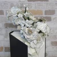 gefaltete Vase mit einem gemischten Papierblumenstrauß Dekoration Geschenk Buchkunst Buchdeko Bild 7