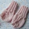 Hübsche handgestrickte Handschuhe für Babys bis 3 Monate Bild 2