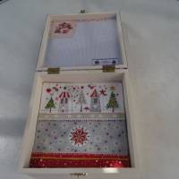 Kindlich weihnachtlich dekorierte Serviettenbox zum Aufklappen. Kreuzstich.  Handarbeit. 19 x19 x 5 cm Bild 9
