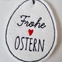 Osterei aus Filz mit zwei Holzperlen - FROHE OSTERN in Schreib- und Druckschrift - von he-ART by helen hesse Bild 3