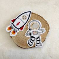 Rakete & Astronaut im Set: Hübsche Stickapplikation zum Anbringen auf T-Shirts, Hosen, Schultüten oder Ähnlichem Bild 1