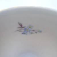 Hübsche kleine Tasse samt Untere mit Blumendekor. Bild 4