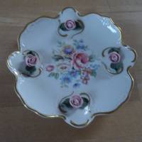 Romantisch dekorierte  kleine Schale mit handgeformten Porzellan-Rosen. Gerold Tettau Bild 2