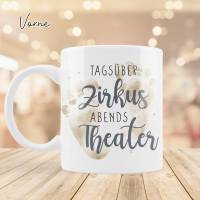 Personalisierte Kaffeetasse Momlife - Tasse mit Spruch tagsüber Zirkus, abends Theater - Lustige Tasse mit Name Bild 2