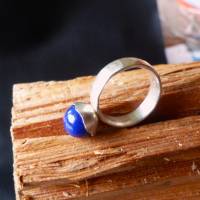 Raffiniert gestalteter Silber-Ring mit dunkel-blauem Lapislazuli. Sportiv gehämmerte Oberfläche für den Wow Effekt Bild 6