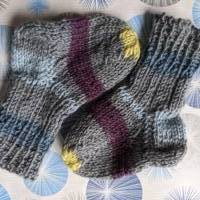 Kunterbunte BabySöckchen - Neugeborenen-Socken Bild 2
