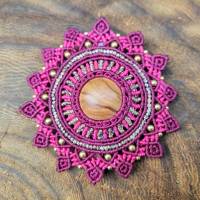 Makramee-Haarspange "Mandala" mit Oliven-Holz in Beere und Pink Bild 4