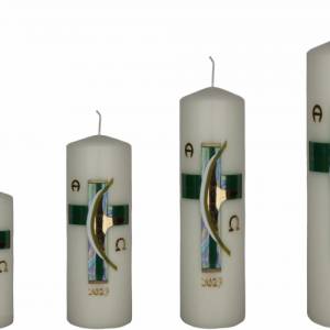 handverzierte festliche Osterkerze religiös in elfenbein mit Kreuz und aktueller Jahreszahl, Alpha und Omega Bild 3