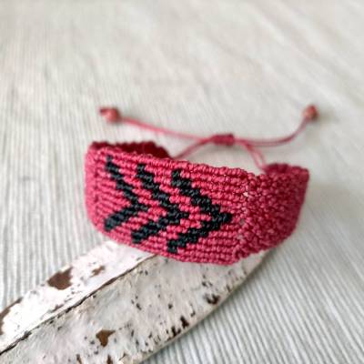 Makramee Armband in der Farbe beere mit schwarzen Pfeilen