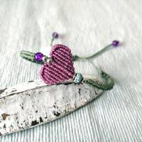 zierliches Makramee Armband Motiv Herz in lila und grün mit kleinen Perlen Bild 1
