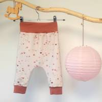 Babyhose: Hose aus BIO-Baumwoll-Jersey mit weichem Bündchen. Design aus Herzchen. Bild 1