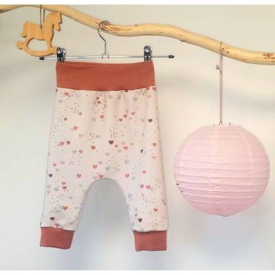 Babyhose: Hose aus BIO-Baumwoll-Jersey mit weichem Bündchen. Design aus Herzchen.