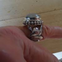 Ring mit Onyx-Stein, versilbert "Banquo-Ring weiß" Brigitte von Boch. InnenDurchmessser:1,5 cm Bild 3