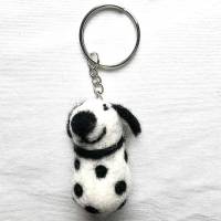 niedlicher Filz-Hund als Schlüsselanhänger, handgefilzt aus Wolle, mit Kettchen und Schlüsselring Bild 1