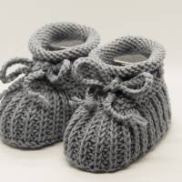 Handgestrickte Graue Babyschuhe aus 100% Wolle | Kuschelige Geschenkidee zur Geburt | Passend für 4-9 Monate | kasuwa Bild 8