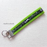 Schlüsselband aus Gurtband hellgrün, kiwigrün mit schwarzem Webband, Schlüsselanhänger Bild 1