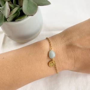 Personalisierbares Armkettchen mit Aquamarin Edelstein in Gold, Armband mit Initialen und Edelstein als Geschenk für Mam Bild 2